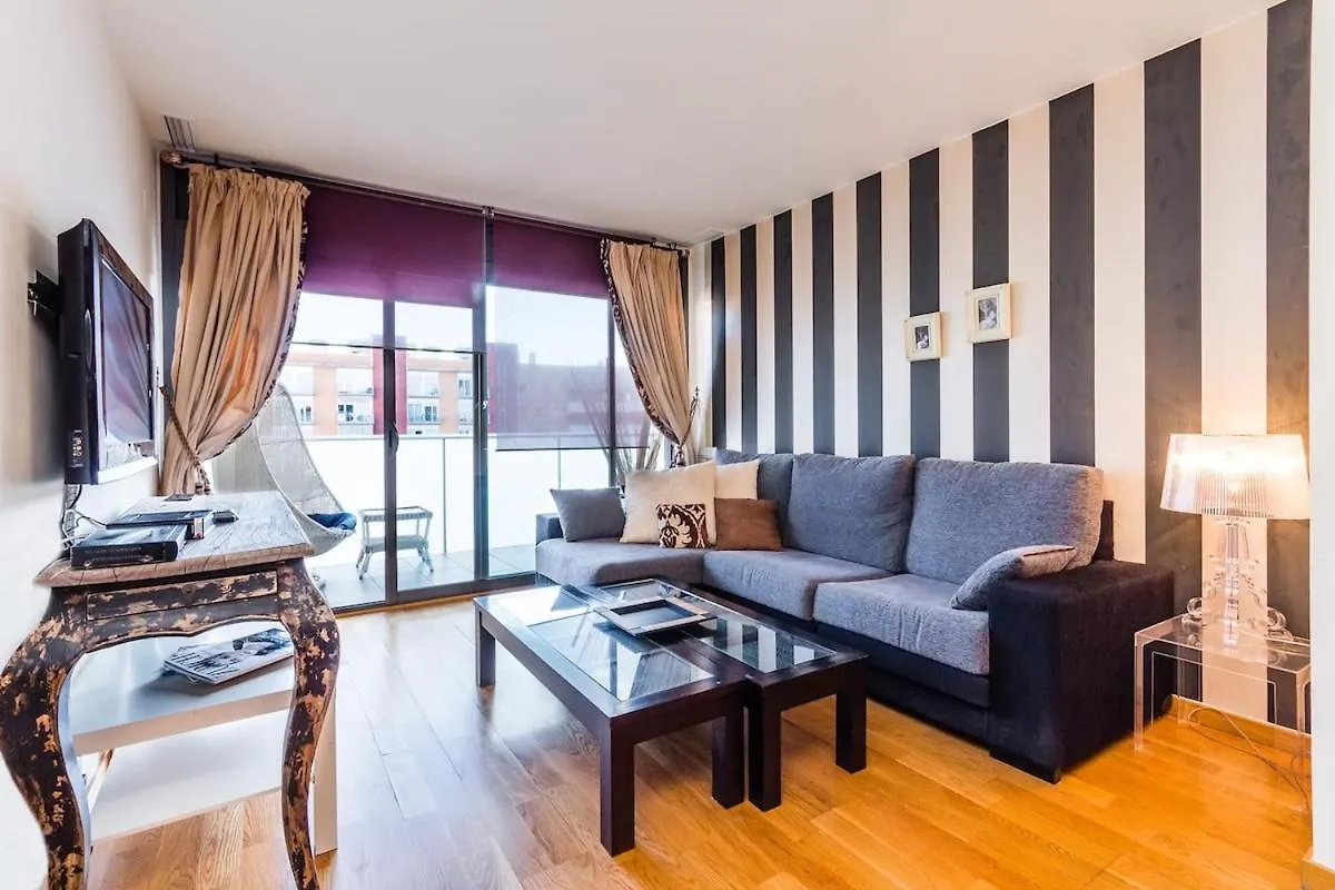 Quiet Modern 2 Bed Apartment With Balcony, Pool And Free Parking kontakter