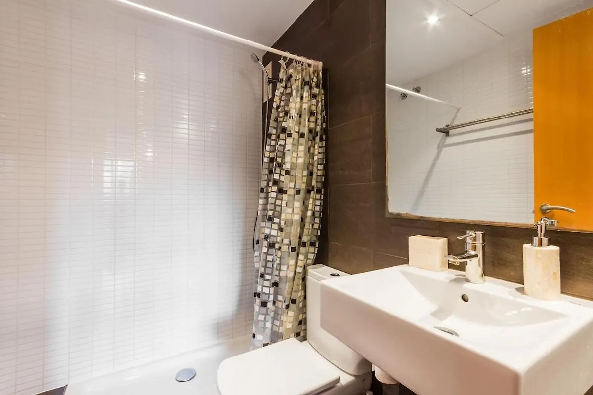 Quiet Modern 2 Bed Apartment With Balcony, Pool And Free Parking Βαρκελώνη 0*,  Ισπανία