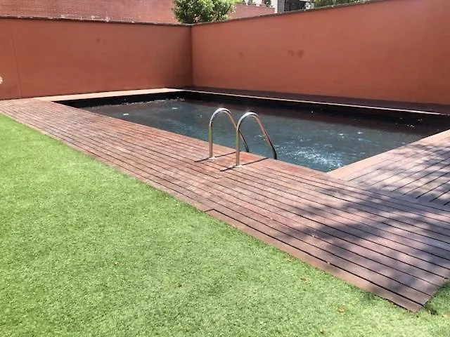 Quiet Modern 2 Bed Apartment With Balcony, Pool And Free Parking Βαρκελώνη