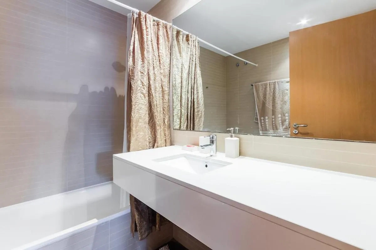 Quiet Modern 2 Bed Apartment With Balcony, Pool And Free Parking Βαρκελώνη Ισπανία