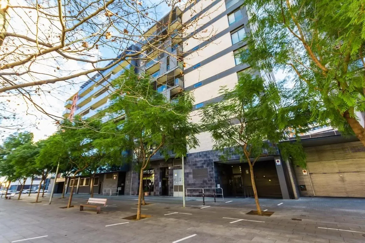 Quiet Modern 2 Bed Apartment With Balcony, Pool And Free Parking Βαρκελώνη